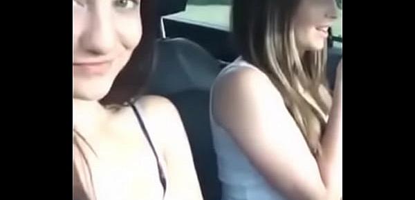  Chicas moviendo el culo en calzones en el auto